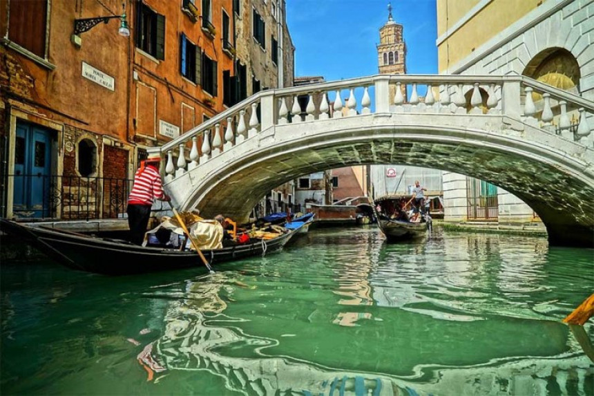 Most nije mogao da izdrži veliki broj turista