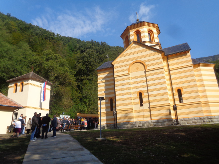 Srpski narod "ljubi" bogomolju