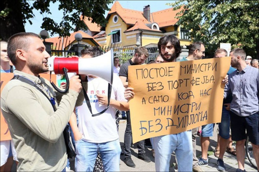 Протести "дрмају" власт у Српској