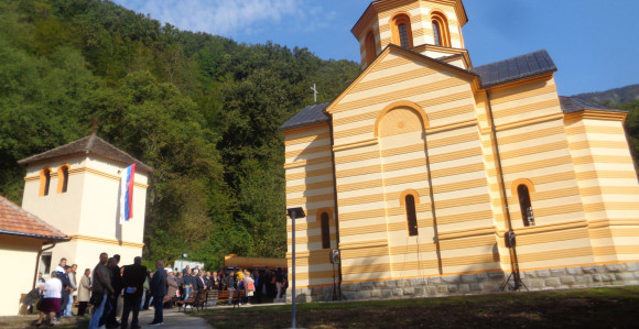Srpski narod "ljubi" bogomolju