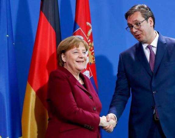 Vučić čestitao Merkelovoj 