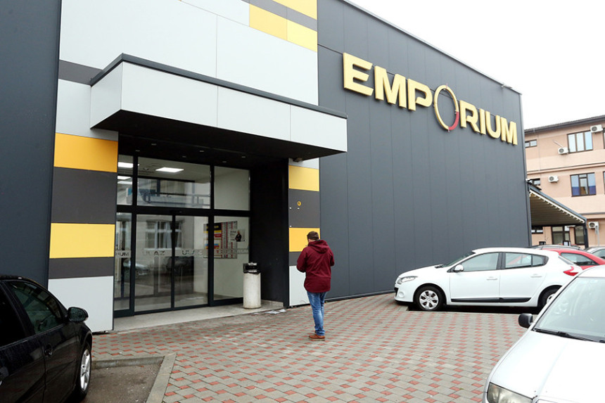 Advokat napao bivšu suprugu u tržnom centru