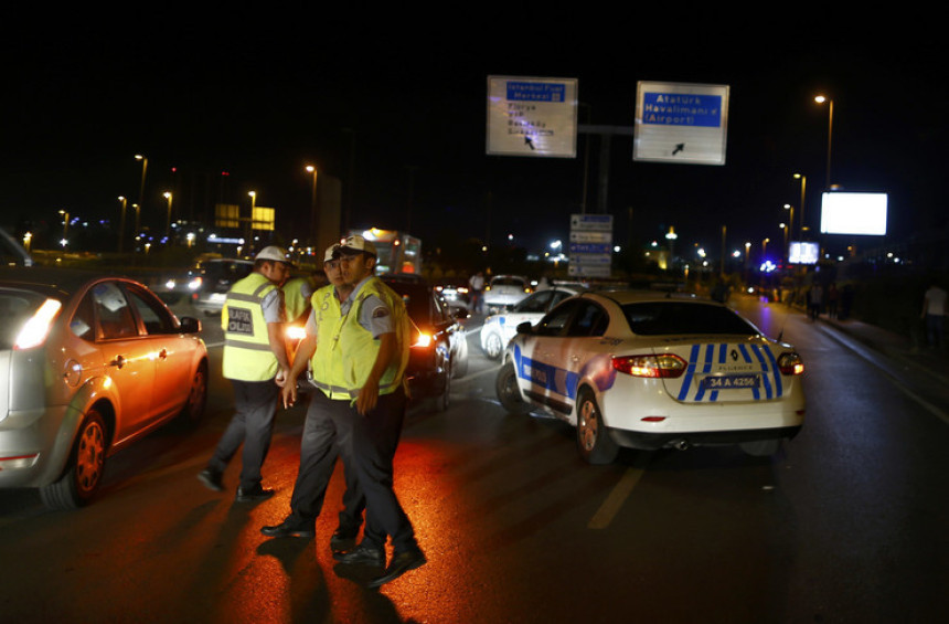 Bombaški napad na autobus pun policajaca