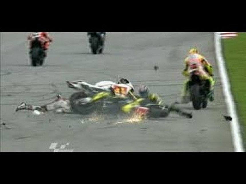 Video: Uznemirujuće! Motociklista pregažen preko glave usred trke, a preživeo!