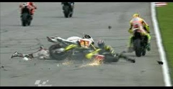 Video: Uznemirujuće! Motociklista pregažen preko glave usred trke, a preživeo!