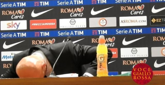 Video: Spaleti lupao glavom o sto zbog novinara!