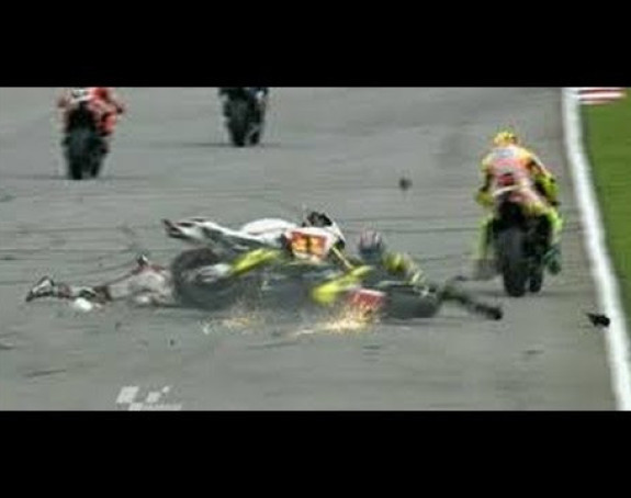 Video: Uznemirujuće! Motociklista pregažen preko glave usred trke, a preživeo!