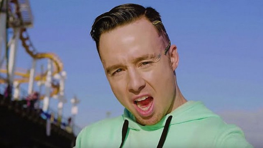Reper poginuo dok je snimao spot na krilu aviona