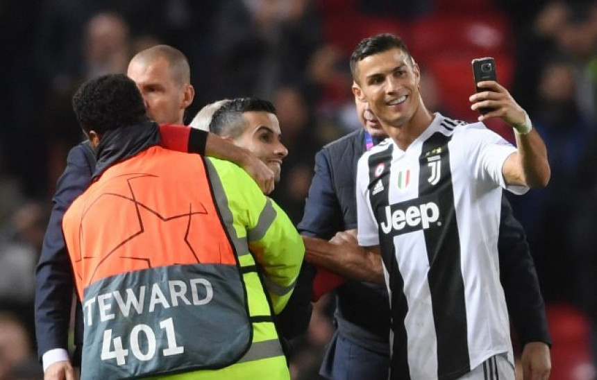 Ronaldo napravio "selfi" sa navijačem na terenu!