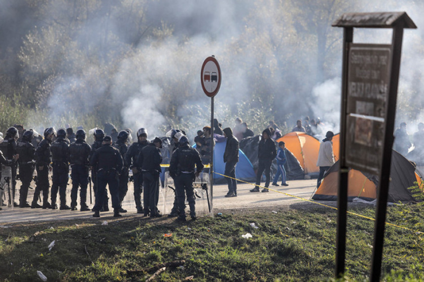 Policija: Migrante ukloniti s granice