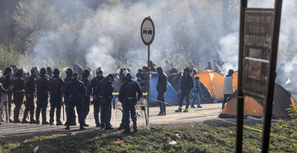 Policija: Migrante ukloniti s granice