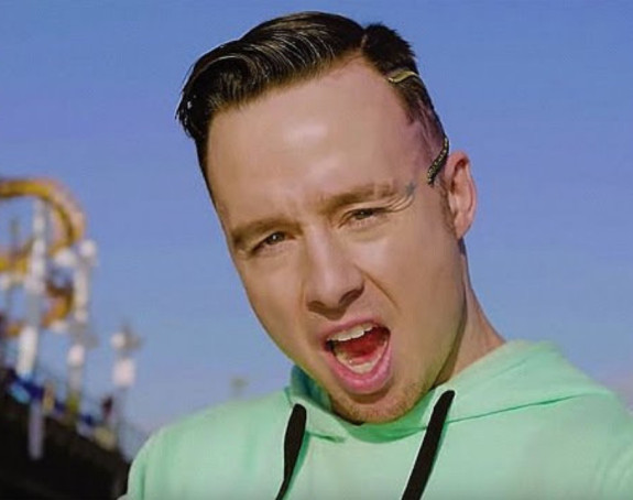 Reper poginuo dok je snimao spot na krilu aviona