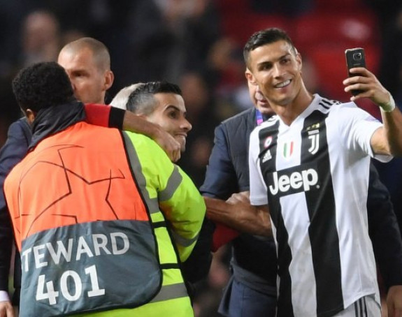 Ronaldo napravio "selfi" sa navijačem na terenu!