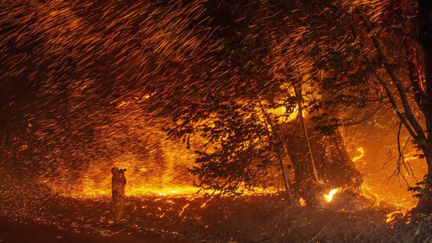 Калифорнија: Због пожара 200.000 домова без струје