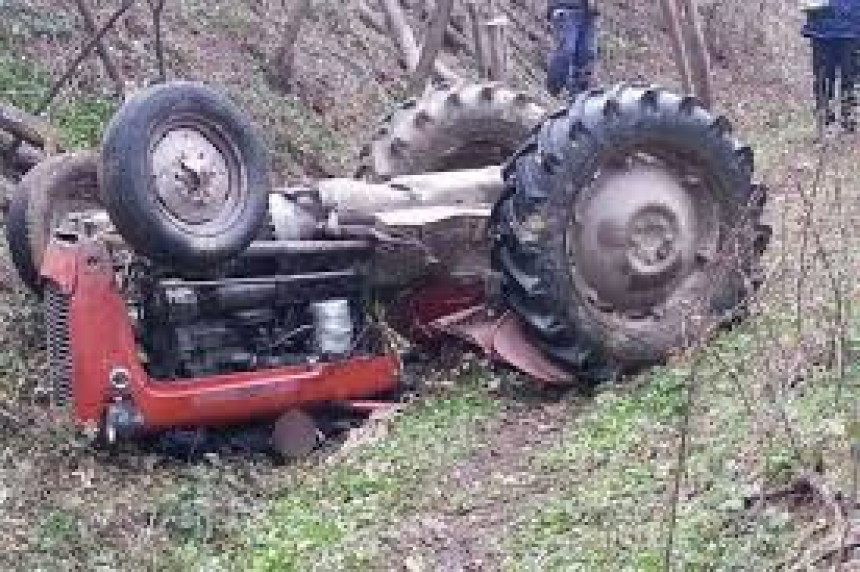 Muškarac poginuo u prevrtanju traktora 