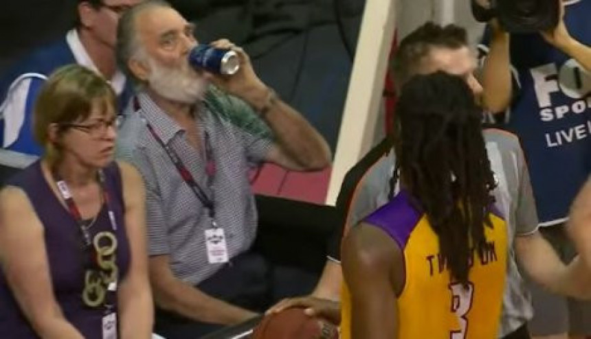 Video: Starac polio košarkaša pivom, pa se pravio lud!