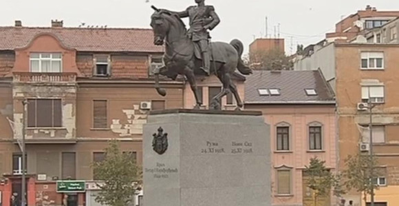 Spomenik kralju Petru Prvom u NS
