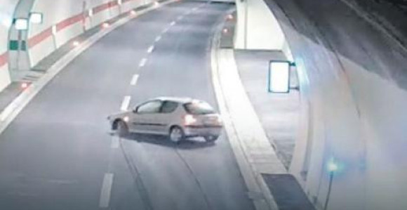 Voze brzo i u rikverc, okreću se u tunelu...