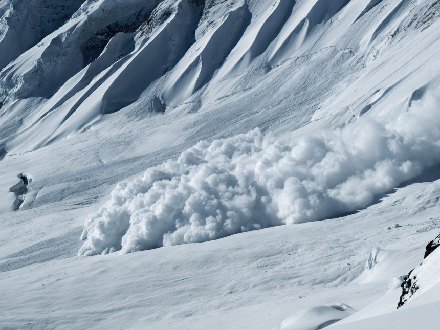 U lavini poginulo troje alpinista