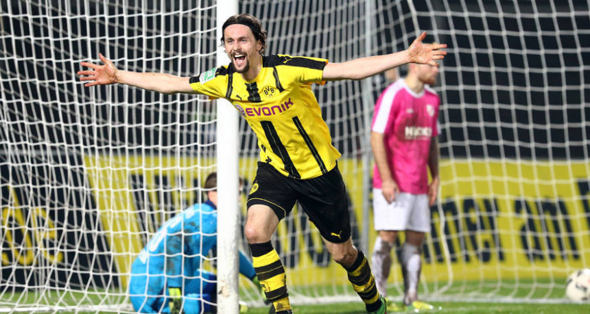 Borusija: Subotić na transfer listi!