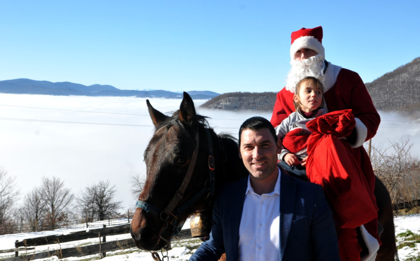 Djeda Mraza i konj prevozio