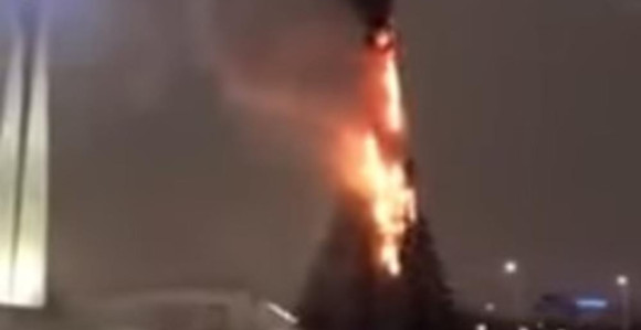 Gori novogodišnja jelka u Astani