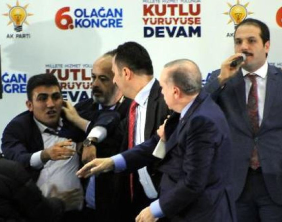 Burno na skupu: Spasili Erdogana!