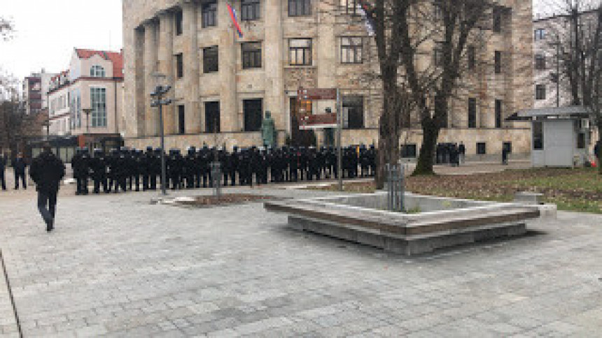 Полиција чува Палату и НСРС