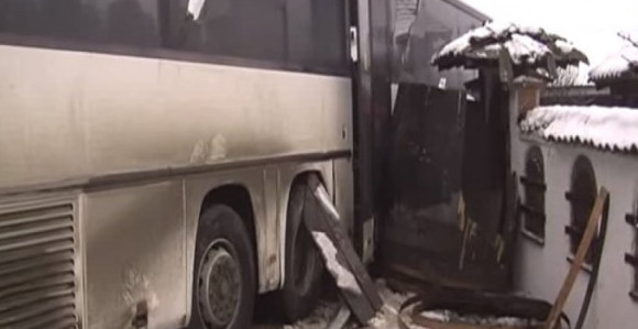 Autobus sletio sa puta i udario u kafanu