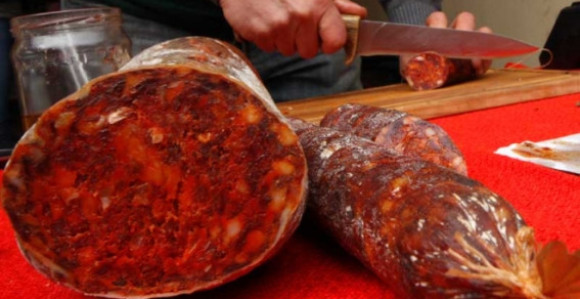 Zaraženim mesom počastili goste