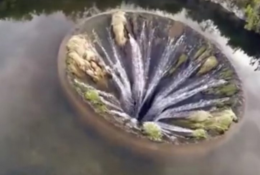 Dron otkrio rupu nasred jezera