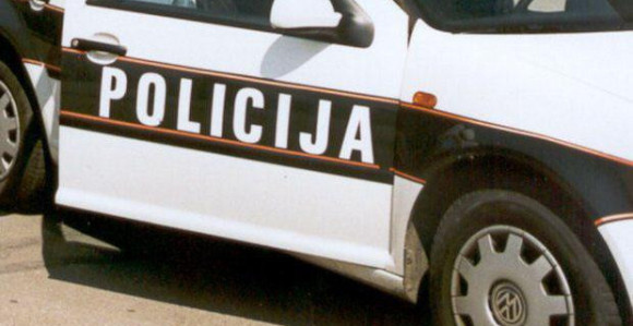 Djevojčica skočila sa prvog sprata zgrade