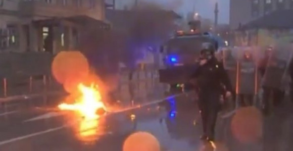 Priština: Ratno stanje, suzavac, pendreci i ...