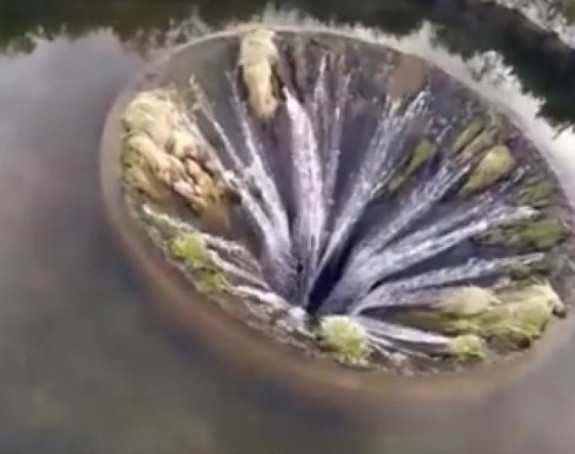 Dron otkrio rupu nasred jezera