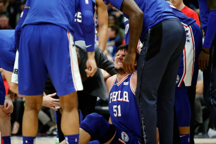 Video: Bobi izvrnuo koljeno!