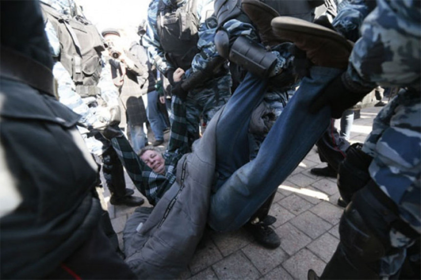 Протести у Русији: Стотину ухапшених
