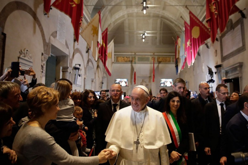 Папа измиче руку пред вјерницима