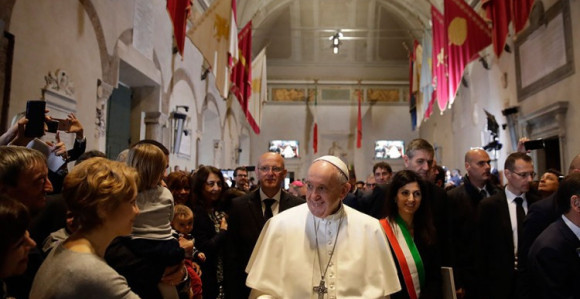 Папа измиче руку пред вјерницима