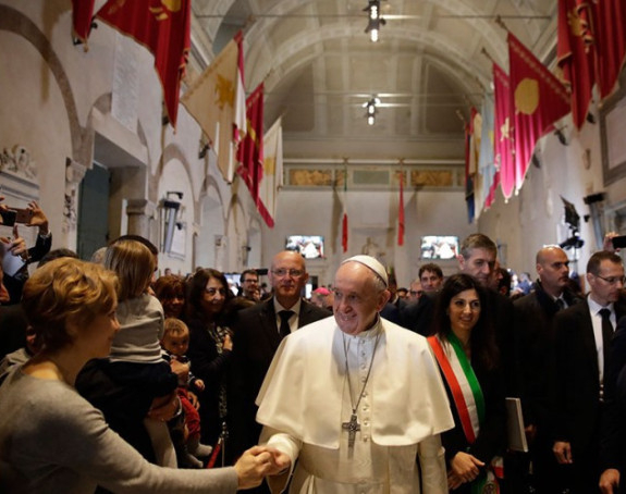 Papa izmiče ruku pred vjernicima