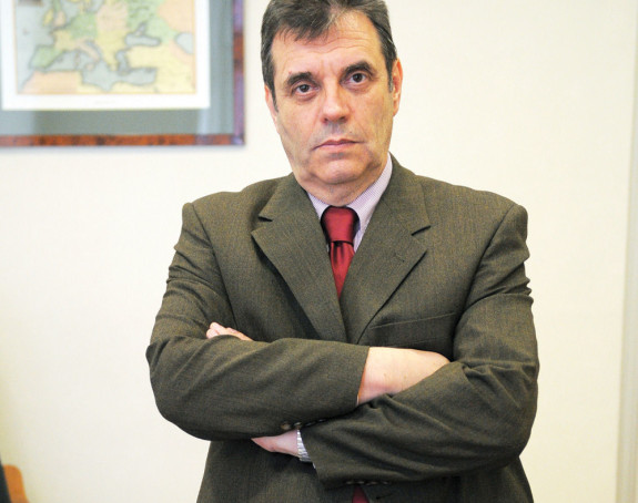 Koštunicu proganja neka žena