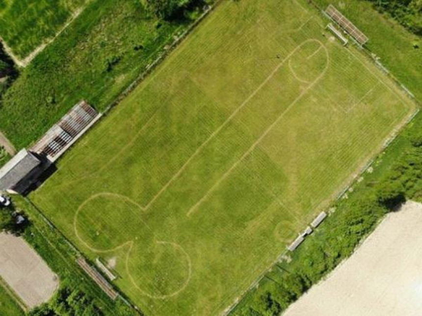 Na terenu nacrtan muški polni organ