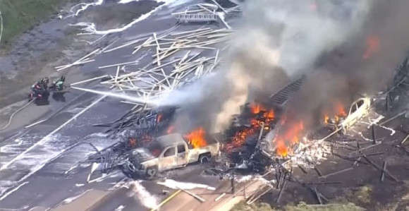 Камион се забио у школски аутобус