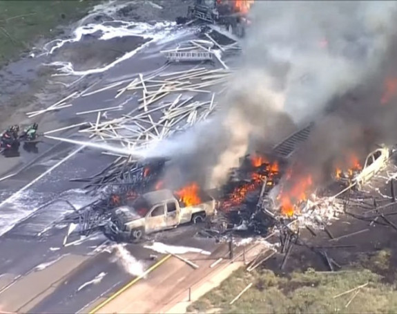 Kamion se zabio u školski autobus