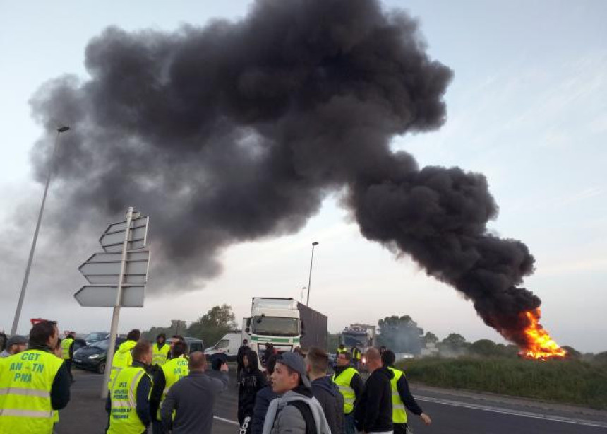Хаос у Француској: Горе гуме, блокаде...