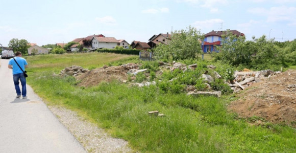 Zalužani: Zmije gmižu iz divlje deponije!