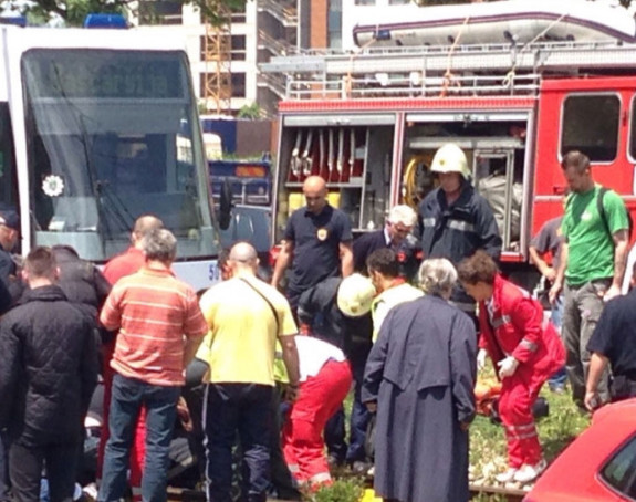 Vatrogasci izvukli pješaka ispod tramvaja