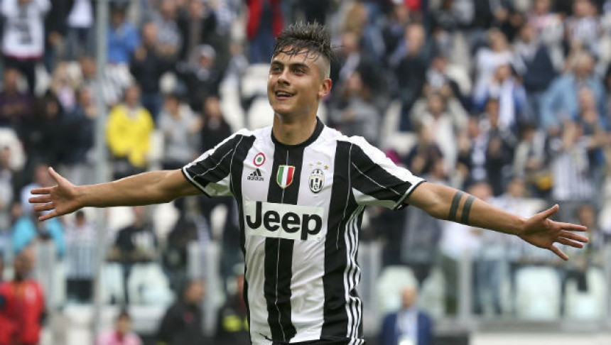 Dibala, prsti desne noge i hemijska olovka...!