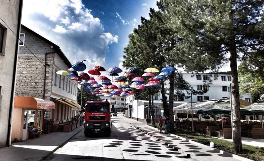 Gacko ukrasili kišobrani 