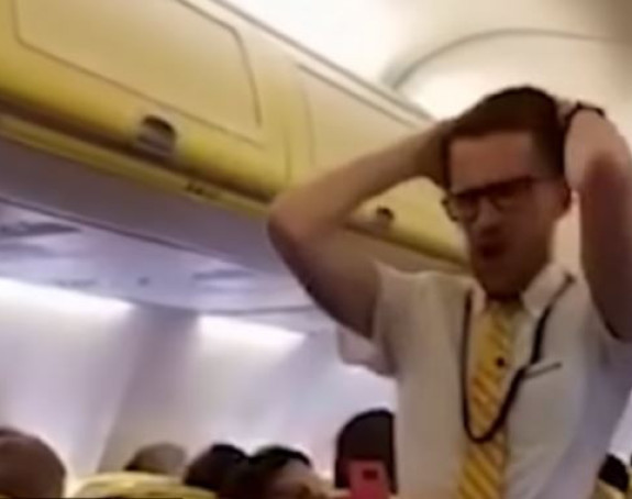 Stjuard putnike “častio” plesom 