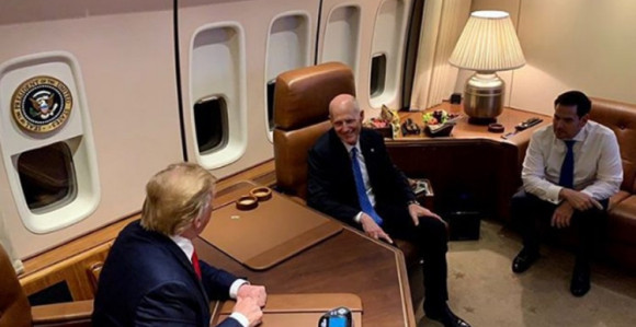 Шта Трамп ради током путовања